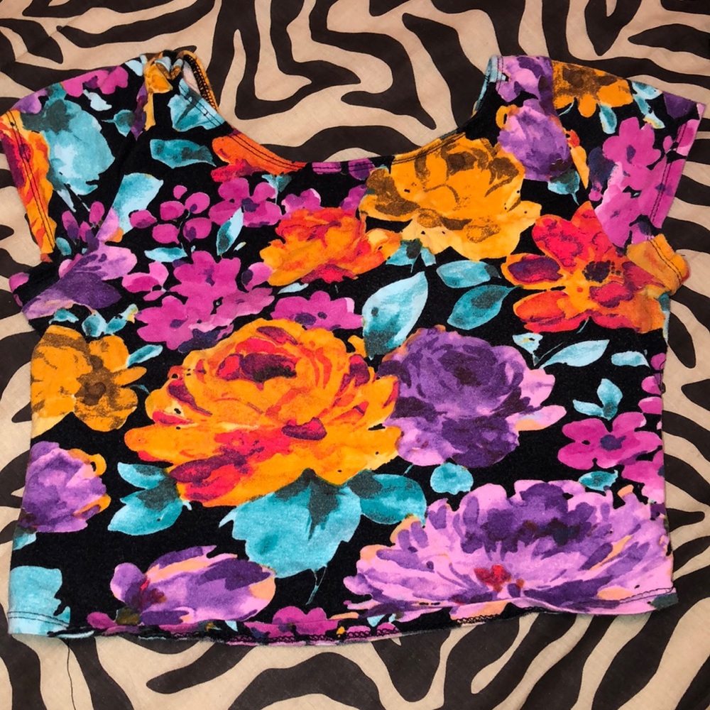 DONATED! 🌺Floral crop top🌷 - Picture 1 of 4